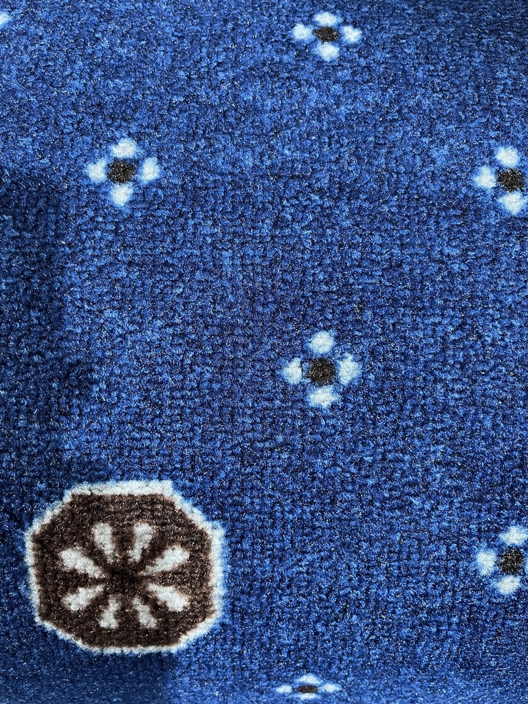 Mochetă imprimată Dalton Castle Blue 504, lățime 400 cm