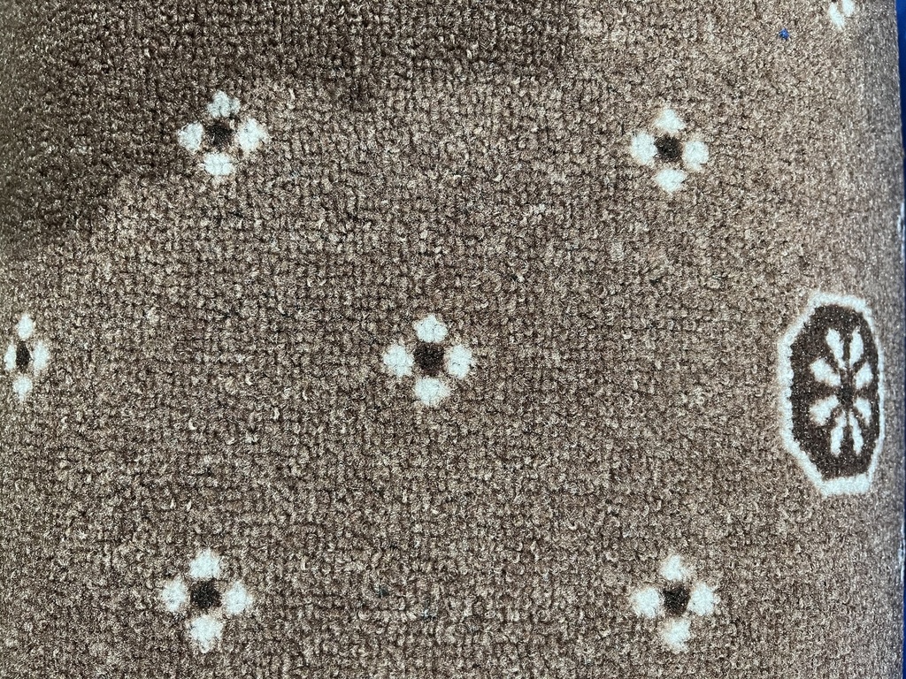 Mochetă imprimată Dalton Castle Brown 820, lățime 400 cm